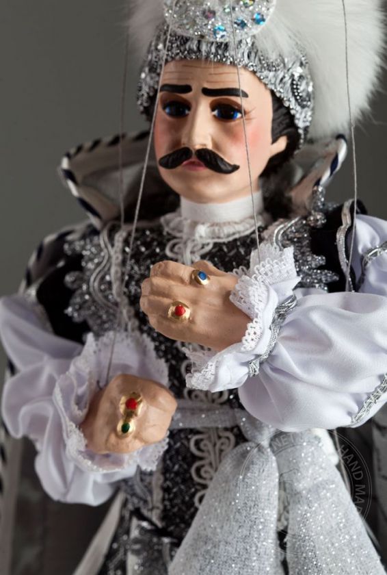 Schwarzer Prinz - eine Marionette in einem schönen Kostüm