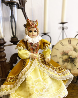 Dame de la cour Elizabeth - Une charmante marionnette dans des écharpes chics