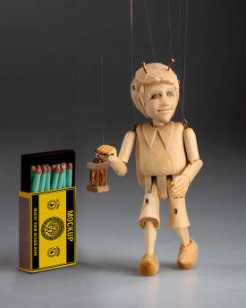 La plus petite marionnette du monde - un insecte en bois sculpté à la main