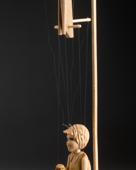 La plus petite marionnette du monde - un insecte en bois sculpté à la main