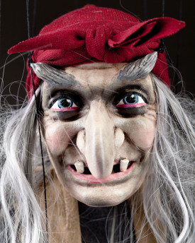 Hexe mit Kopftuch