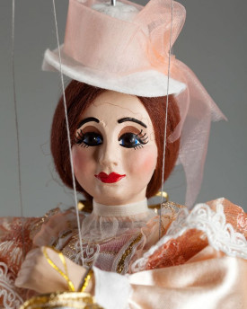 Condesa Rosie: una marioneta de hilo con un vestido color salmón