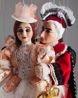 Couple baroque - merveilleuses marionnettes dans de beaux costumes