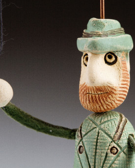 Marionnette en céramique d'un garde-chasse