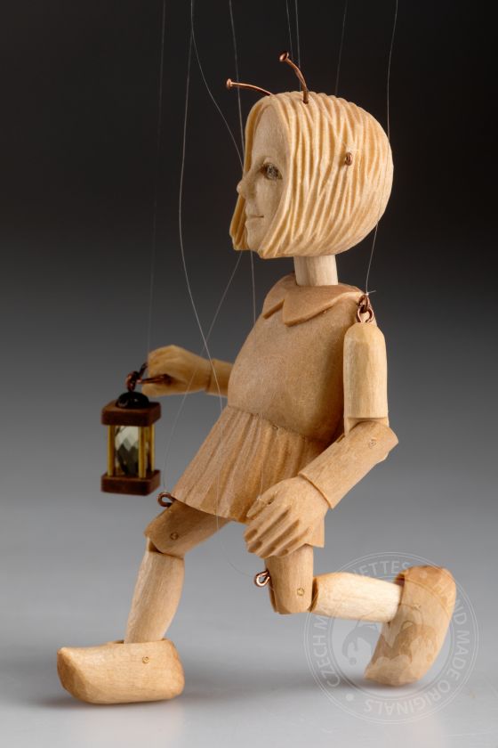 La marionetta più piccola del mondo: un insetto di legno intagliato a mano