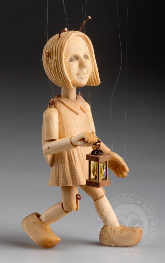 Die kleinste Marionette der Welt – ein handgeschnitzter Marienkäfer aus Holz