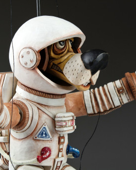 Pes astronaut dřevěná loutka
