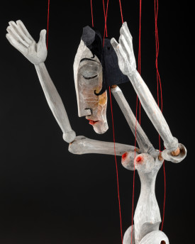 Melancholická žena s černými vlasy - ručně vyřezávaná loutka