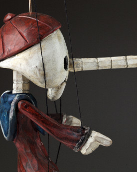 Superstar Pinocchio en squelette - une marionnette en bois au look original