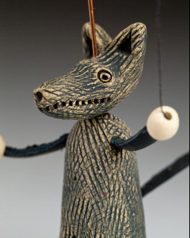 Malá keramická loutka vlka