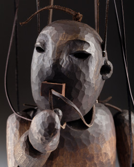 Golem - une marionnette sculptée à la main inspirée des légendes de Prague
