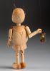 foto: Die kleinste Marionette der Welt – ein handgeschnitzter Marienkäfer aus Holz